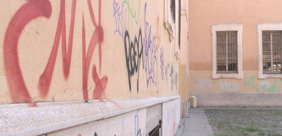 Muri imbrattati piazza S. Agostino a Brescia